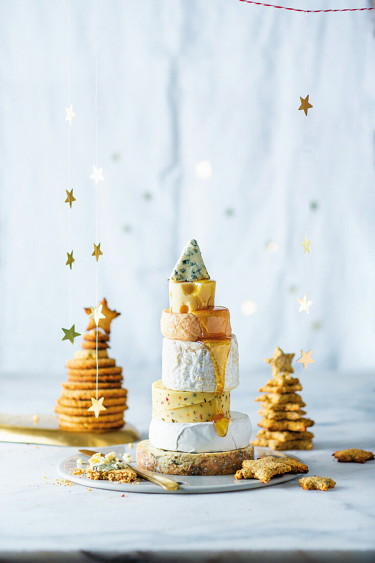 Cheese and crackers decoratively arranged in the shape of fir trees