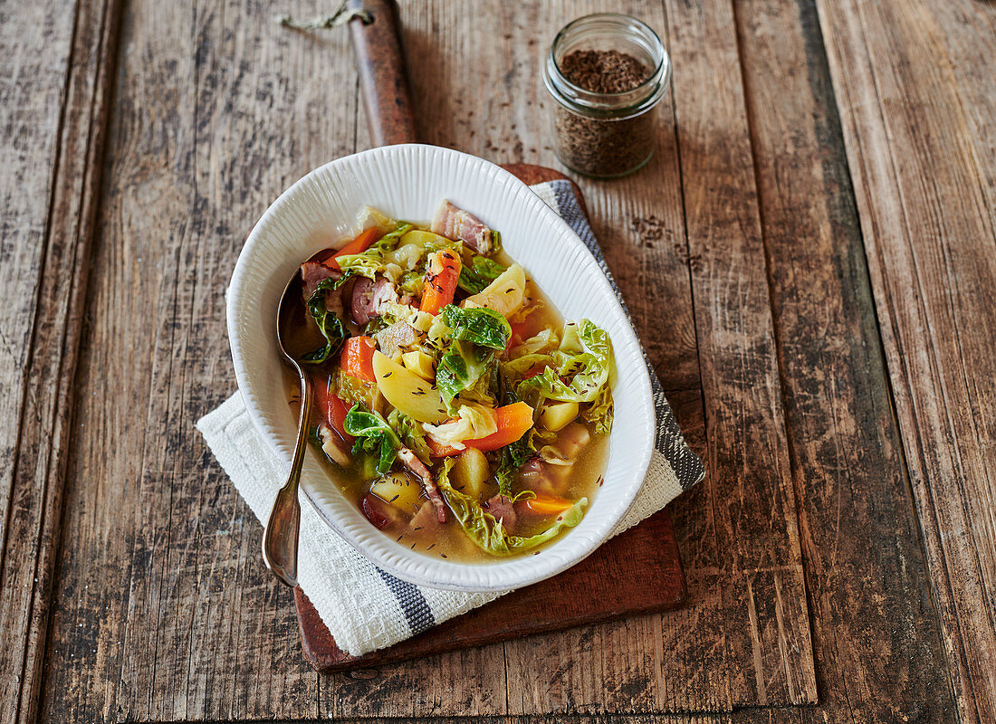 Savoy cabbage stew with bacon