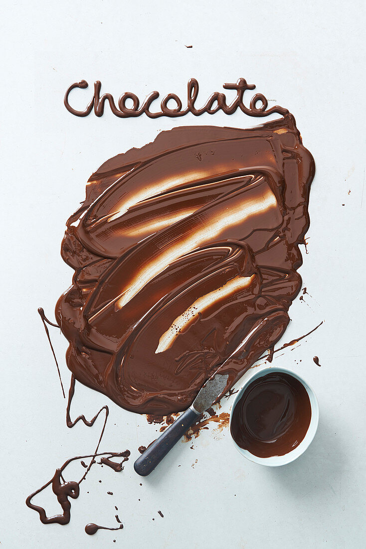 Geschmolzene Schokolade mit Schriftzug 'Chocolate'