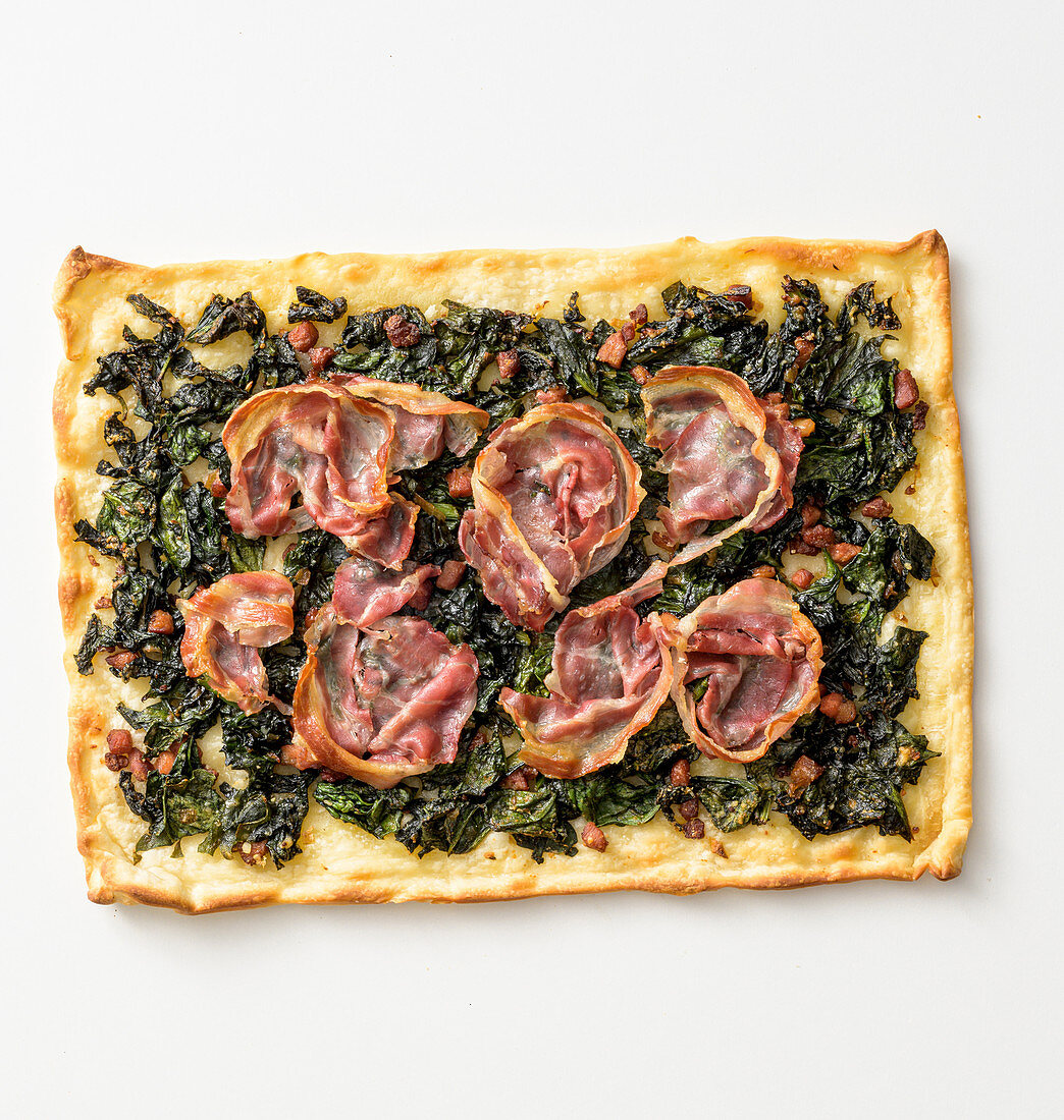 Pizza with spinach, herbs, diced lardo and bacon rashers