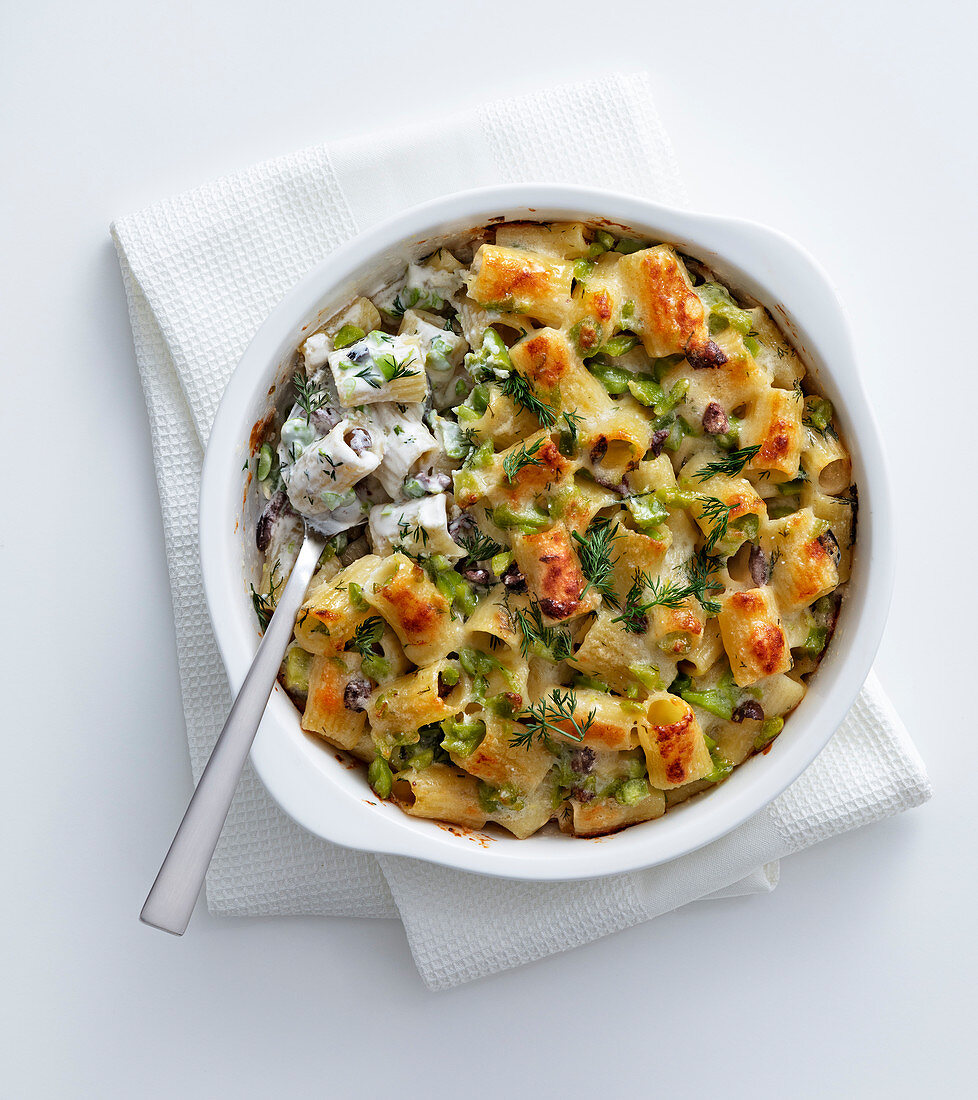 Rigatoni gratin with burrata, broad beans and olives