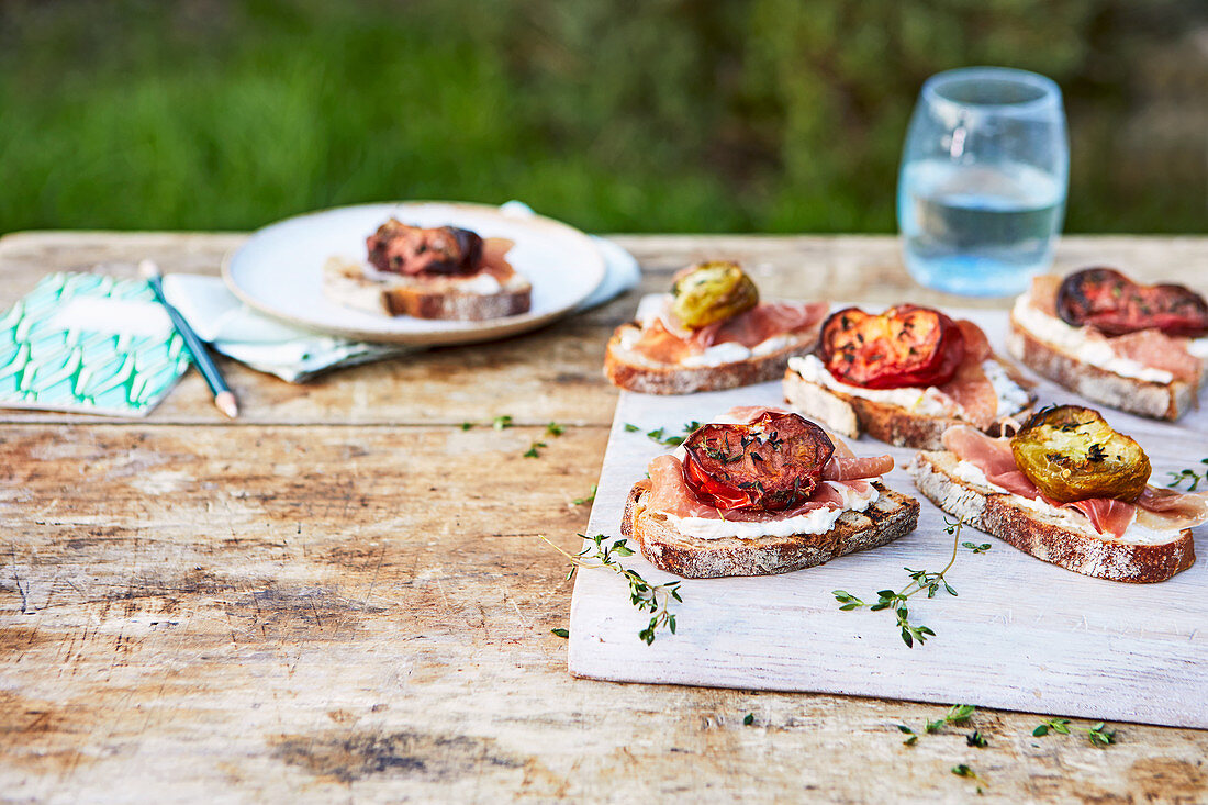 Bruschetta mit langsam gebratenen Tomaten, Ricotta und Prosciutto