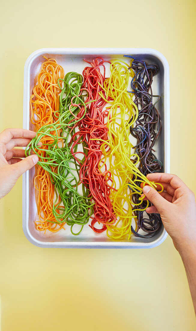 Spaghetti in Regenbogenfarben