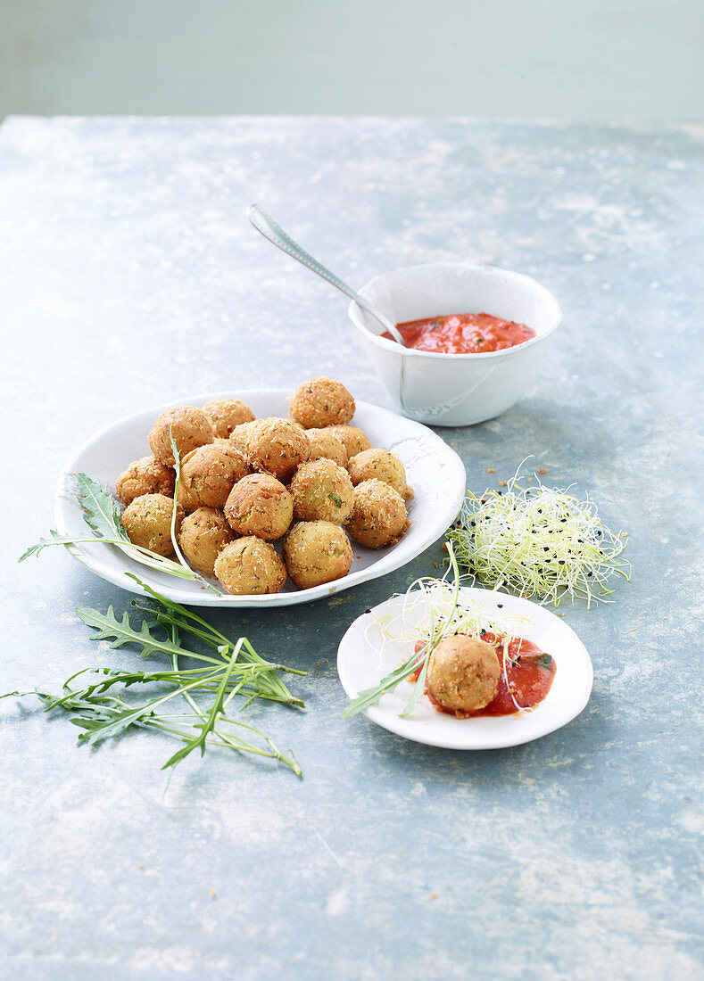 Frittierte Tempeh-Bällchen mit Tomaten-Rucola-Dip