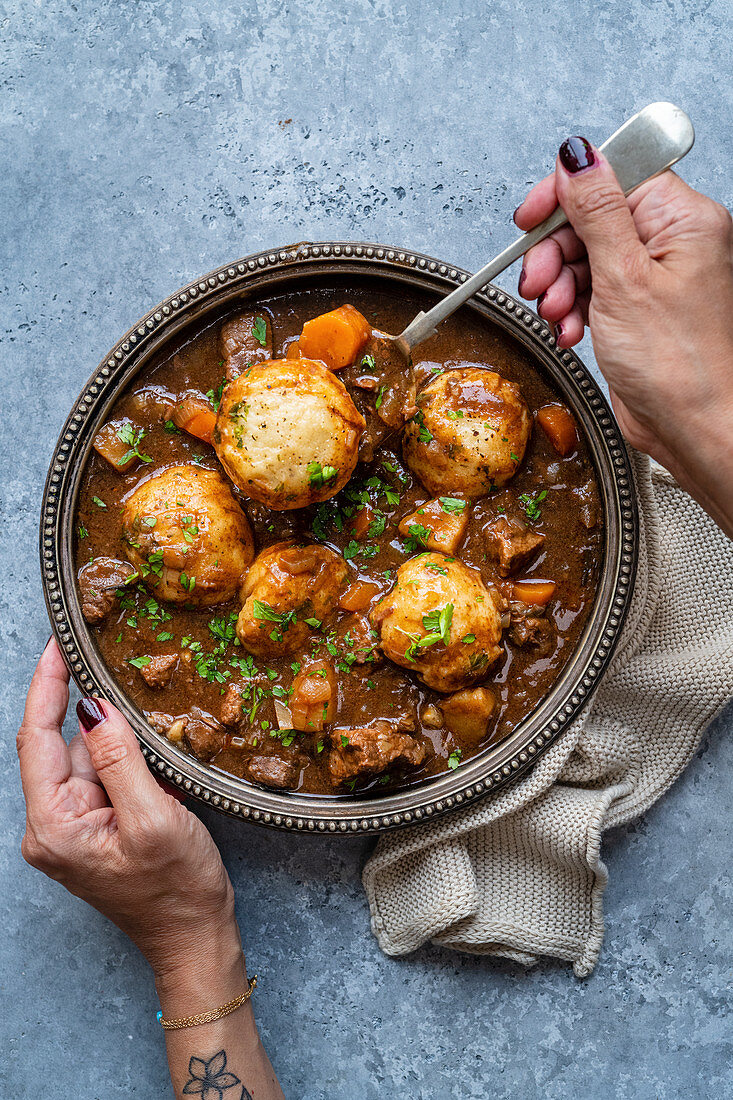 Slow cooker beef stew with dumplings