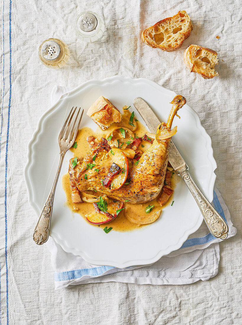 Huhn mit Äpfeln und Cidre (Normandie, Frankreich)