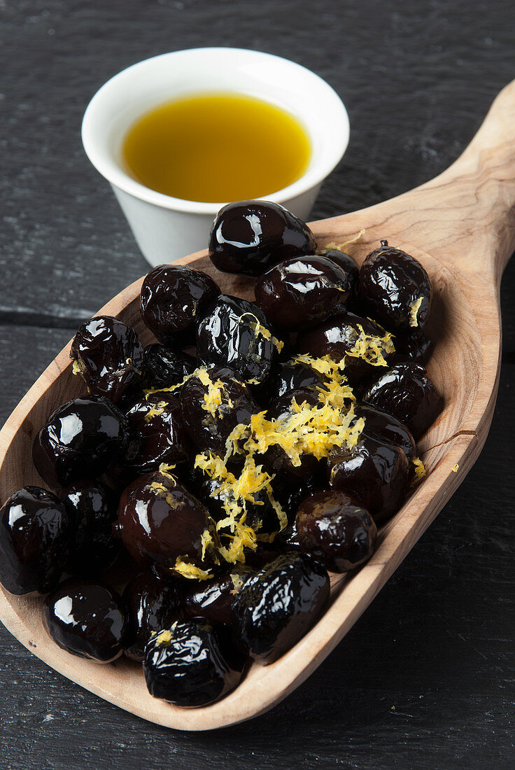 Marokkanische Oliven mit Olivenöl und Zitronenzesten