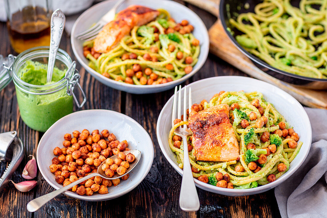 Pasta mit Brocccoli Pesto, Kichererbsen und Lachs