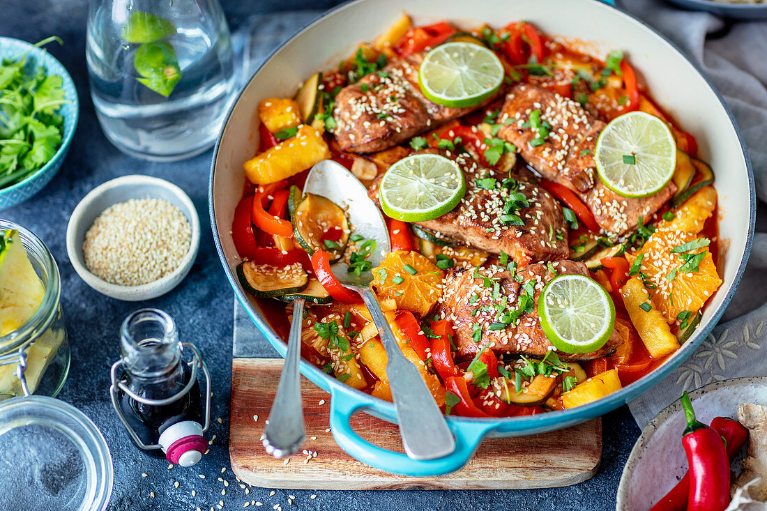 Salmon with sweet and sour sauce with oranges, pepper and coutgette