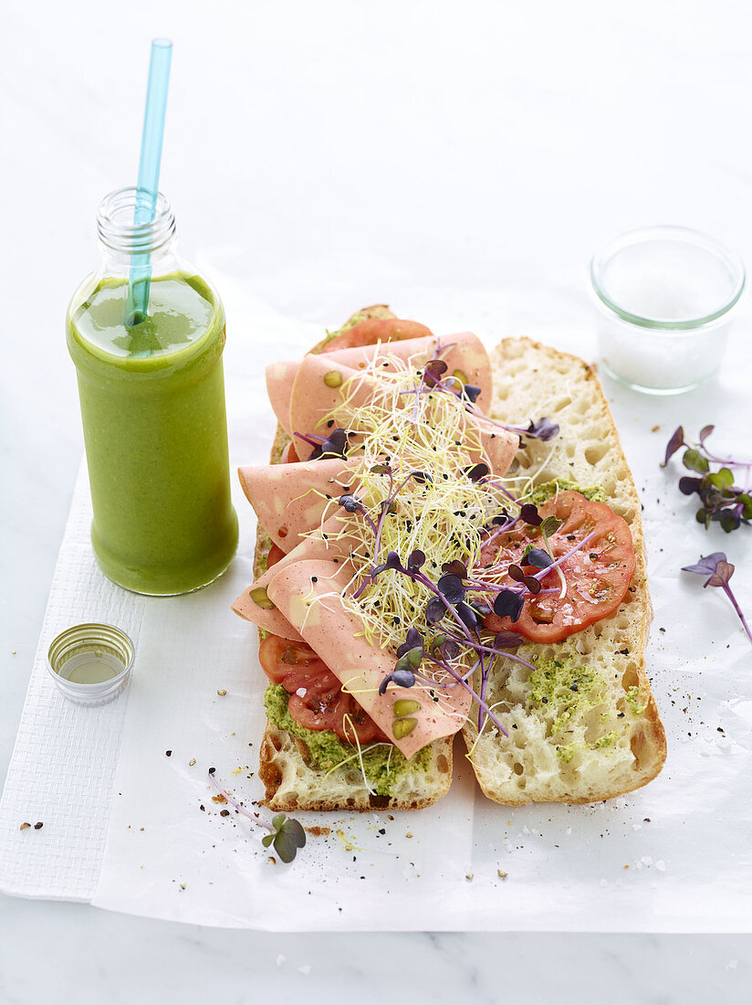 Sandwich mit Zucchinicreme, Tomaten- und Seitanwurst