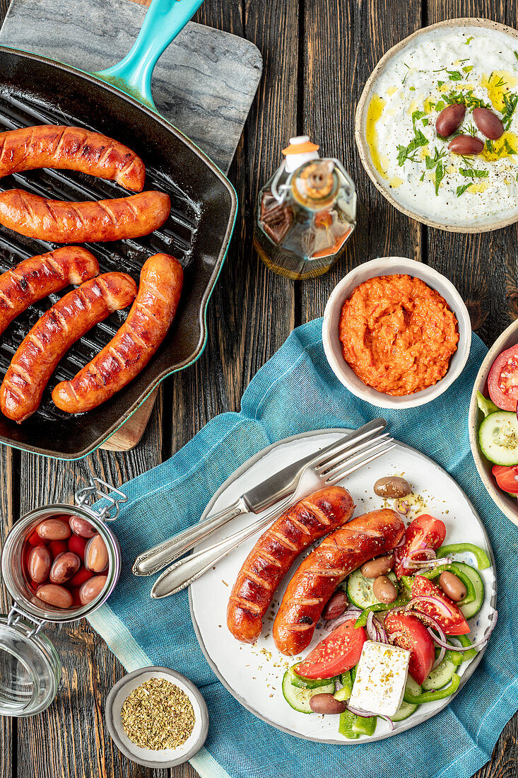 Grillwürste mit griechischem Salat und Tzatziki