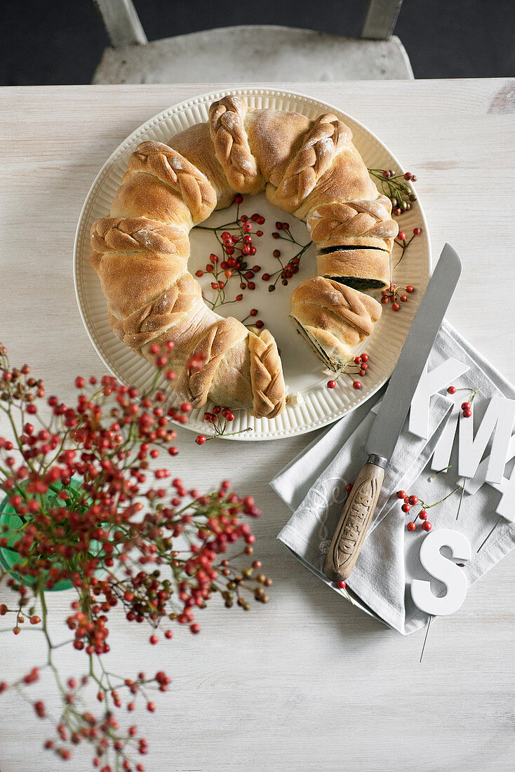 Gefüllter Brotkranz mit Mangold, Ricotta und Schinken zu Weihnachten