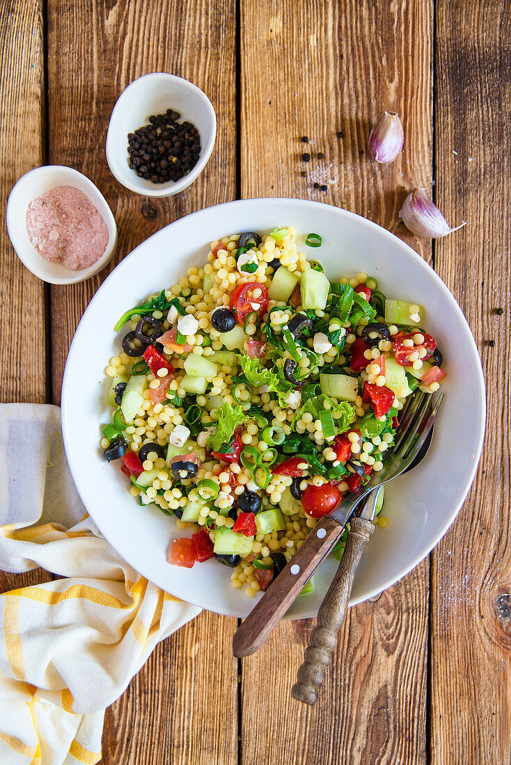 Salat mit Couscous, Oliven, Tomaten, Gurken und Feta