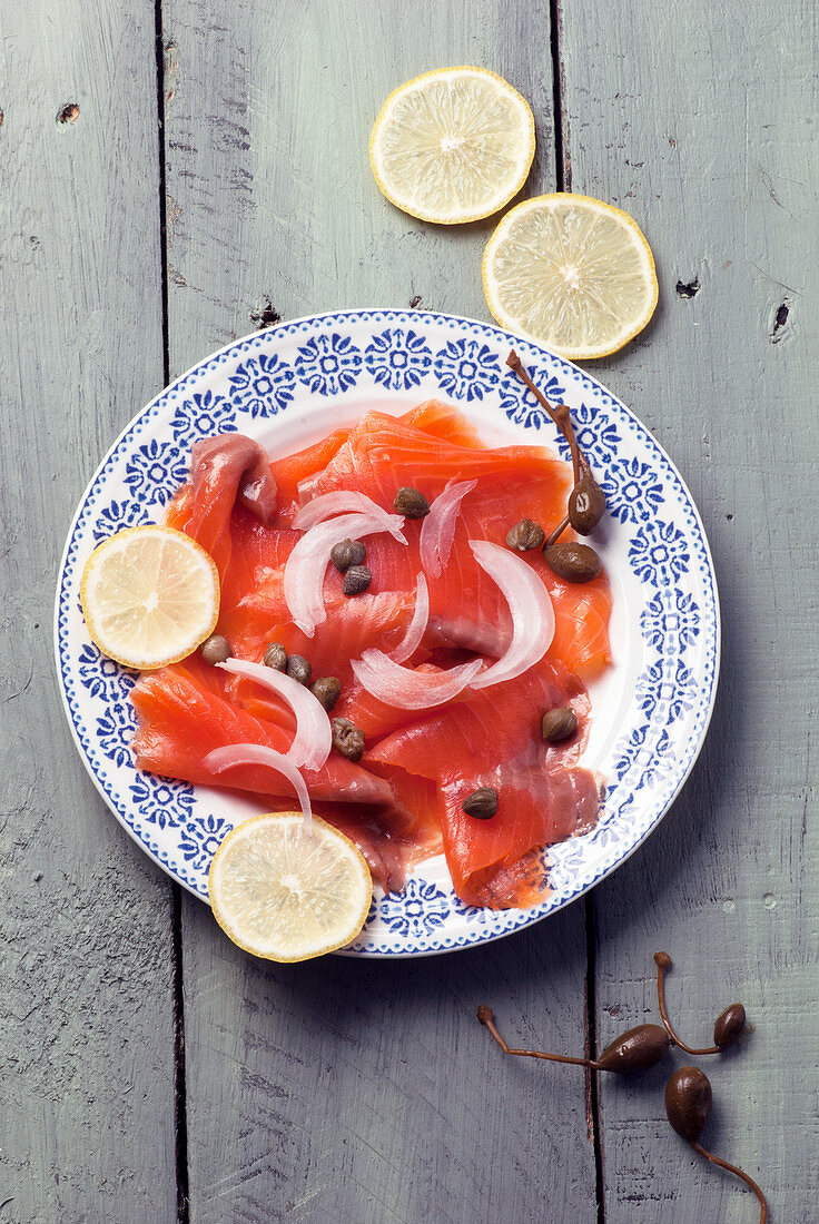 Smoked salmon with capers, onions and lemon