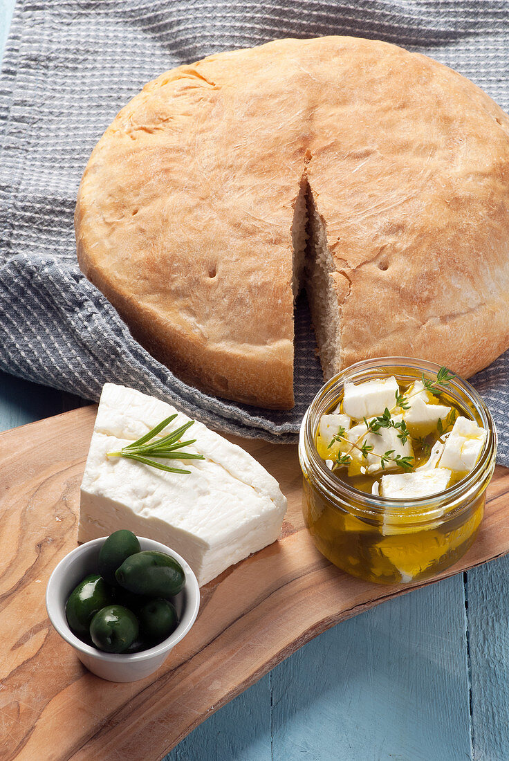 In Olivenöl und Kräutern marinierter Feta mit Pitabrot