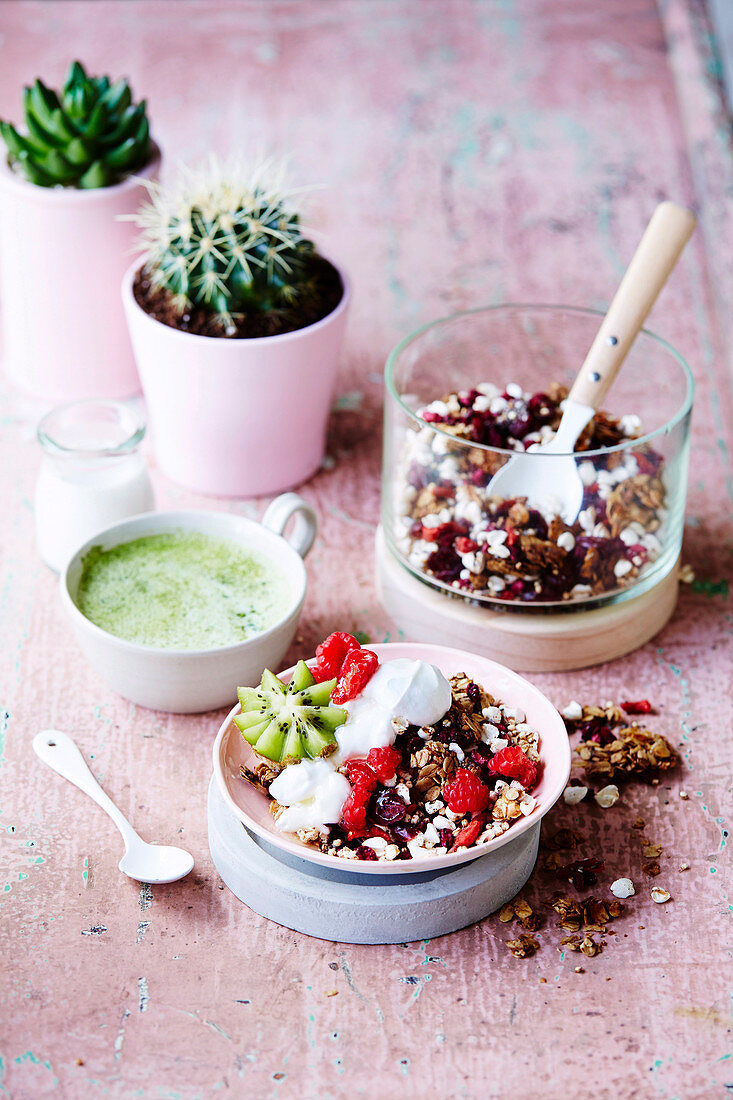 Buchweizen-Knuspermüsli mit Früchten und Kokosjoghurt