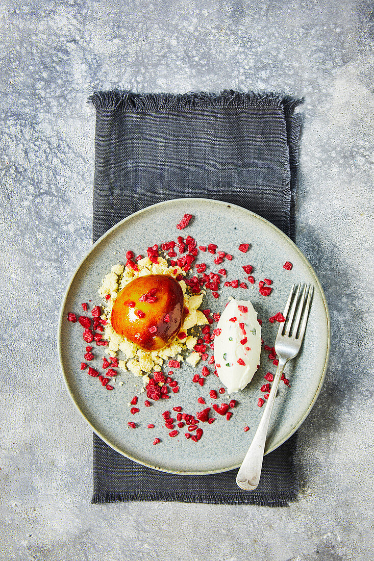 Karamellisierte Pfirsiche mit gefrorenen Himbeeren und Mascarpone