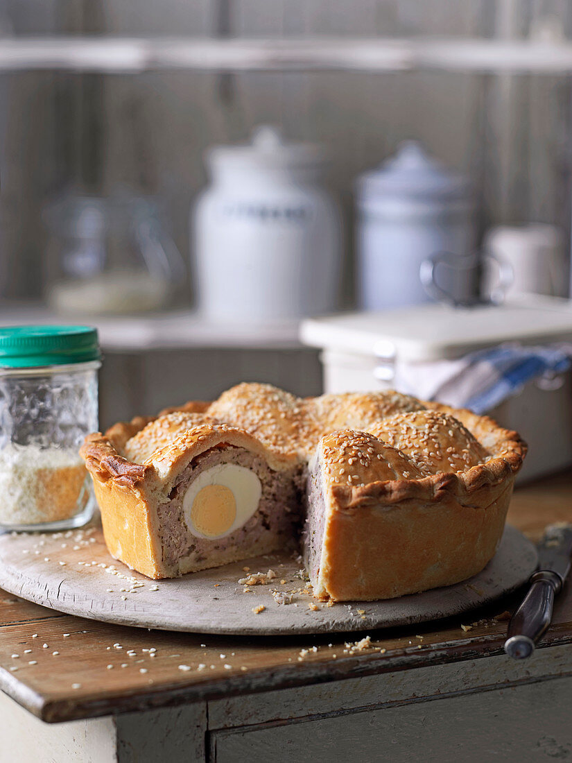 Scotch Egg Pie, angeschnitten (England)