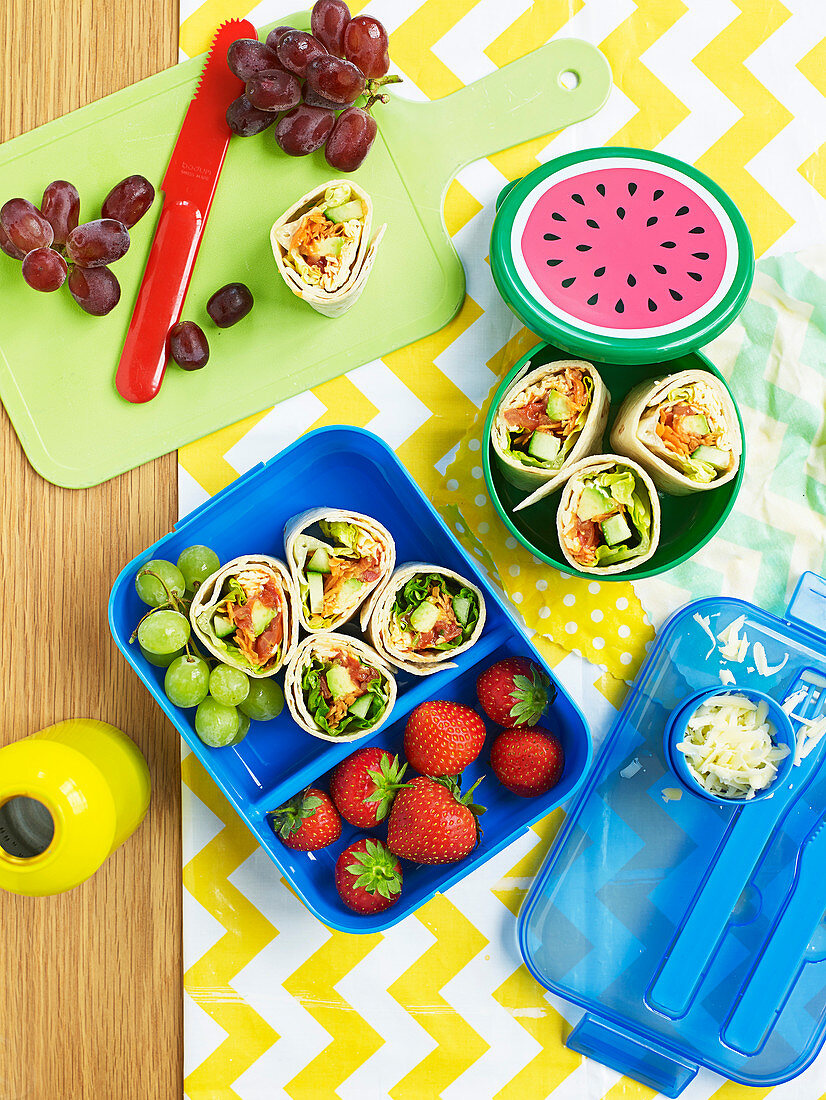 Lunchbox mit Wraps und Obst