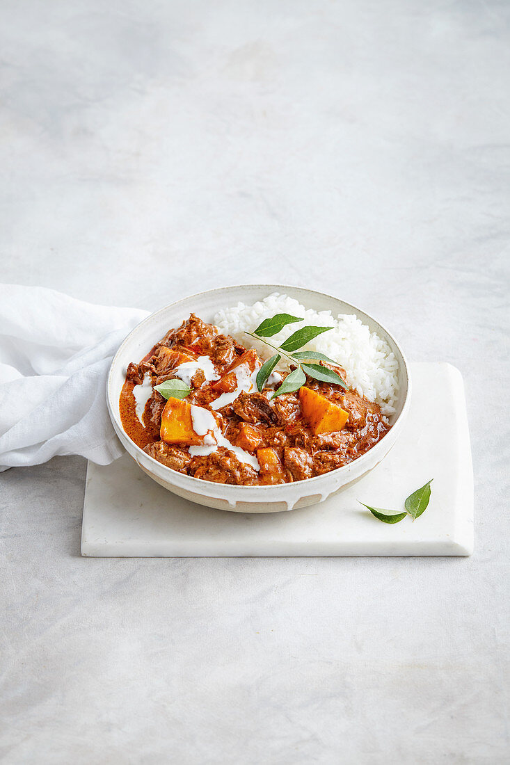 Rindfleisch-Süßkartoffel-Curry mit Reis