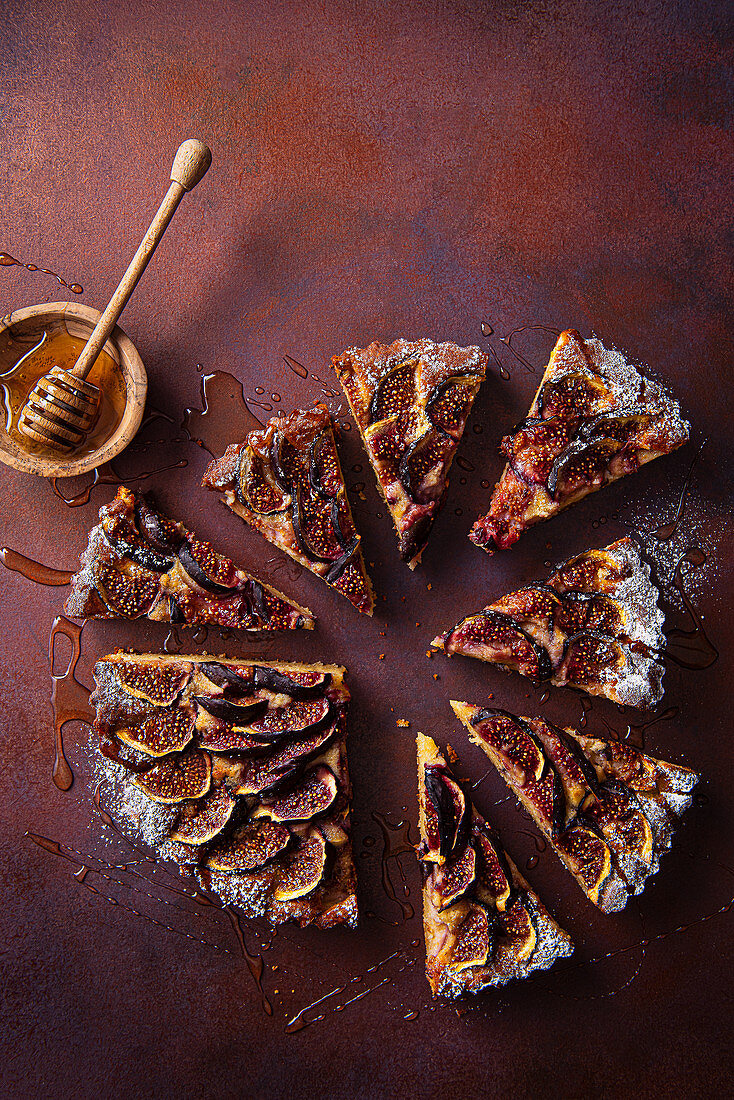 Fig and almond cake with honey