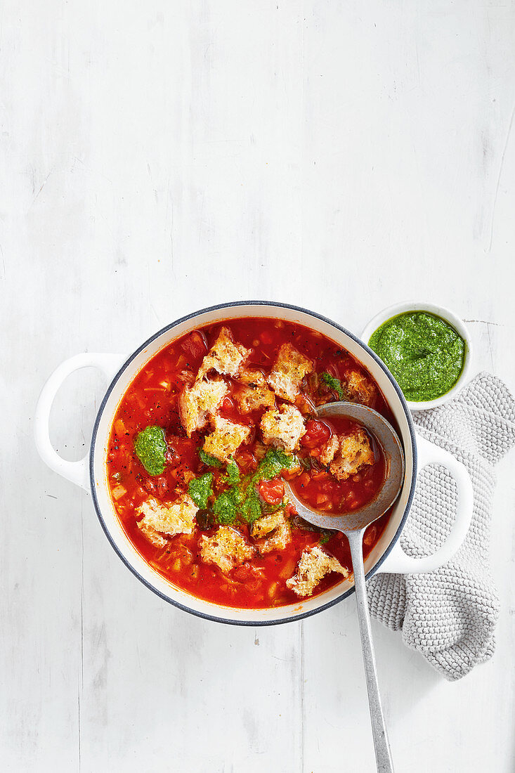 Tomaten-Linsen-Suppe mit Pesto und Käsecroutons