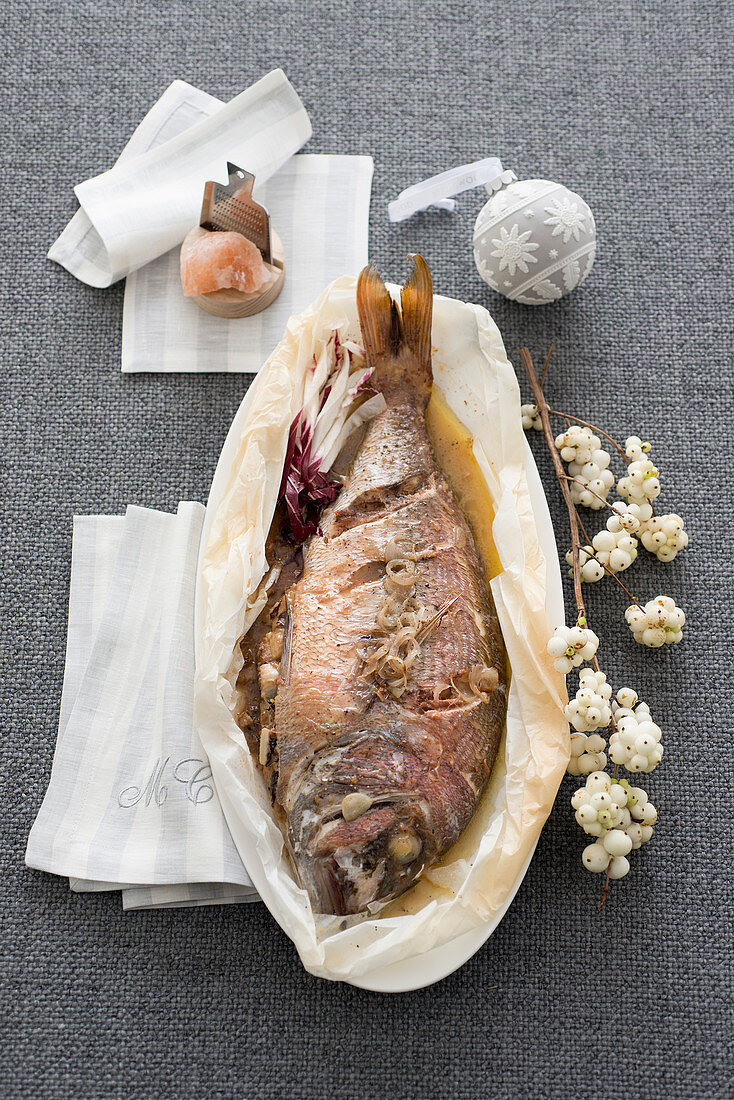 Zahnbrasse mit Radicchio en papillote