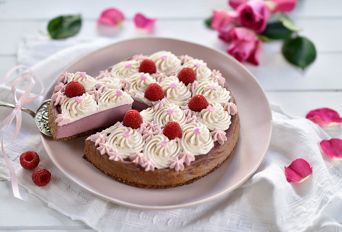 Veganer Himbeer-Cheesecake mit Schokomürbteig und Sahnetuffs