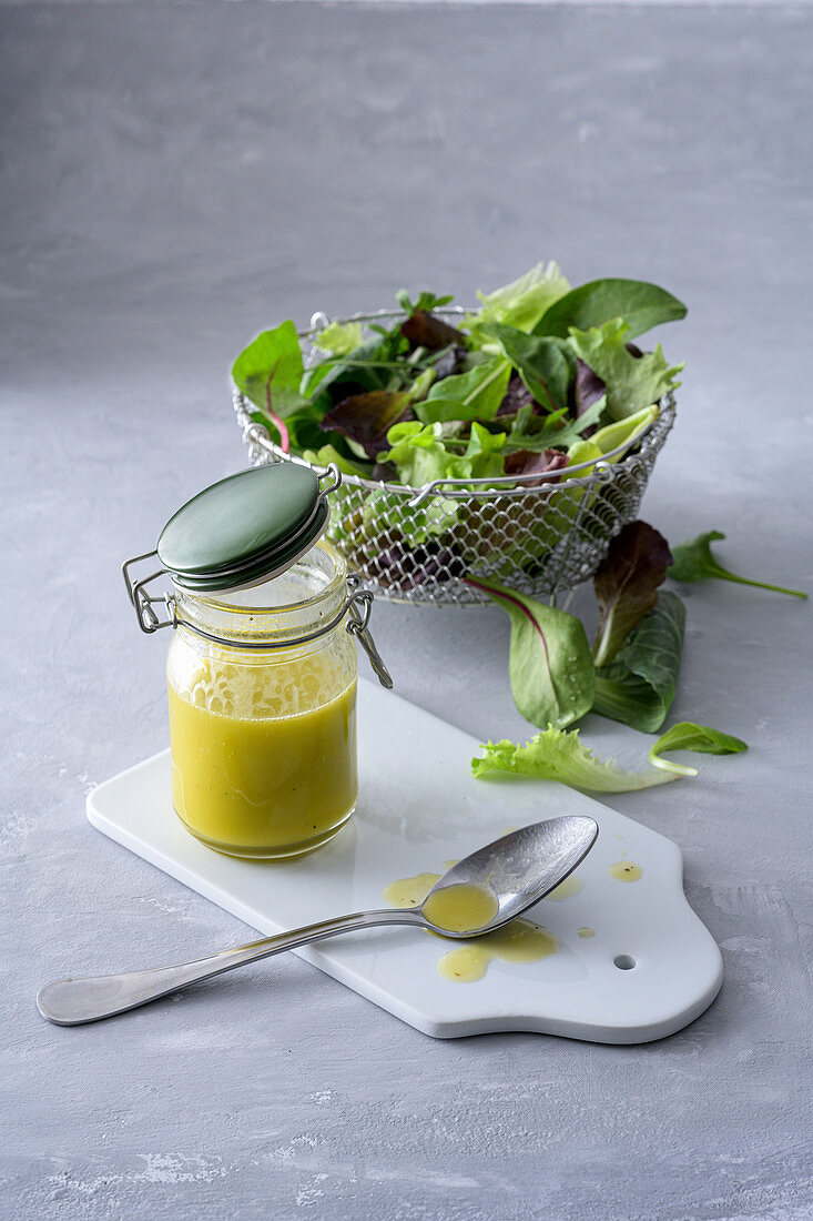 Zitronenvinaigrette und Pflücksalat