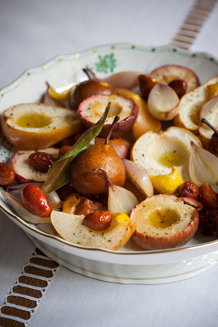 Birnen und Äpfel mit Schalotten, Jujube und Lorbeer aus dem Ofen