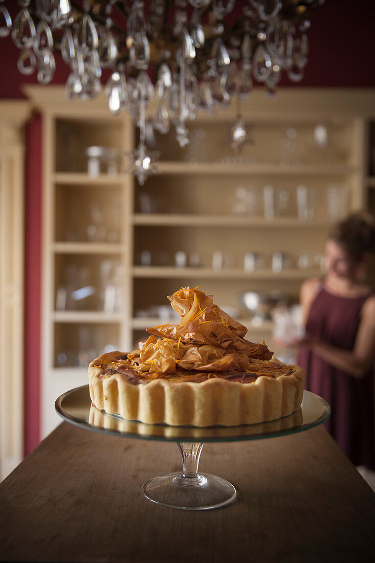 Chicorée-Zitrusfrucht-Quiche mit Rohschinken