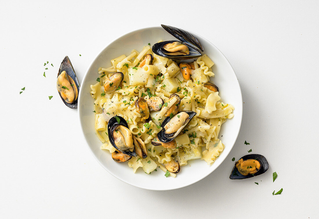 Mixed pasta with mussels and potatoes