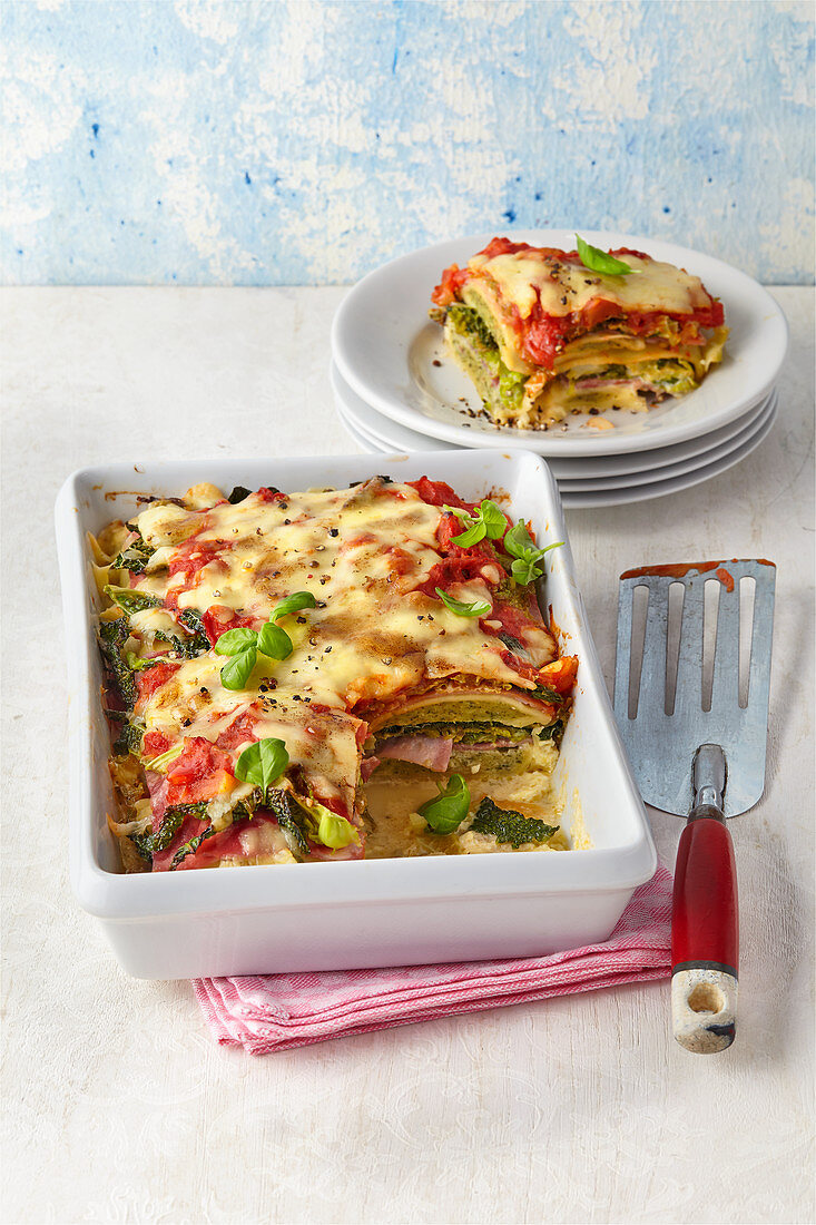 Maultaschen lasagne with tomato sauce and basil