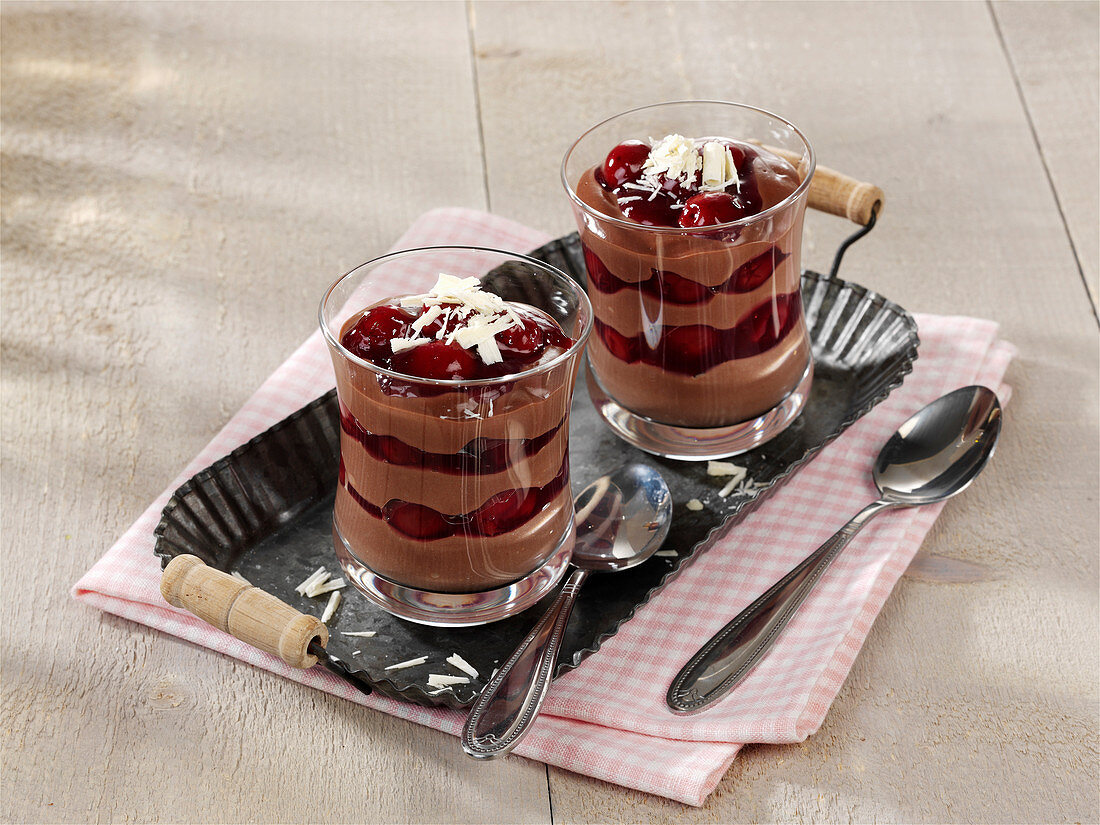 Jagertee-Pudding mit Zimt-Kirschen