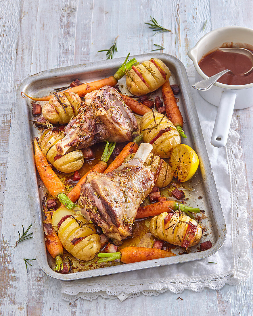 Lammbraten mit Hasselback-Kartoffeln und Möhren