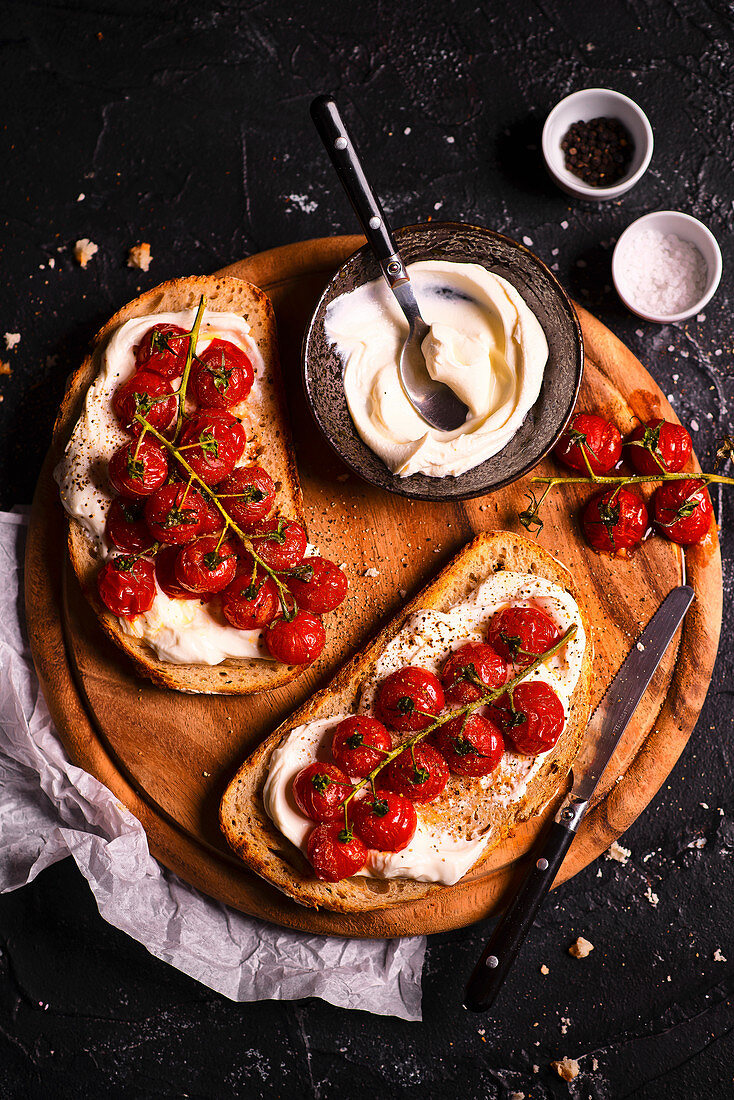 Toasts with creamy cheese and cherry tomatoes
