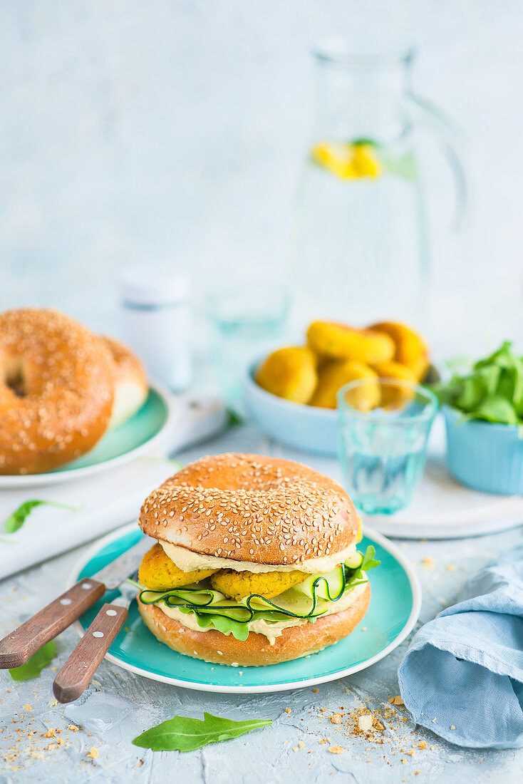 Vegetarischer Burger mit Hummus und Zucchini-Ei-Bratling