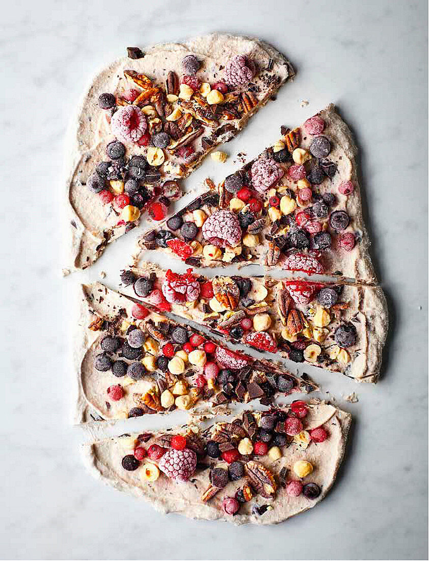 Frozen-Joghurt-Bruch mit Beeren und Nüssen