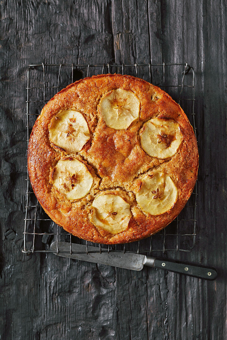 Apfelkuchen mit Custard und Zimt