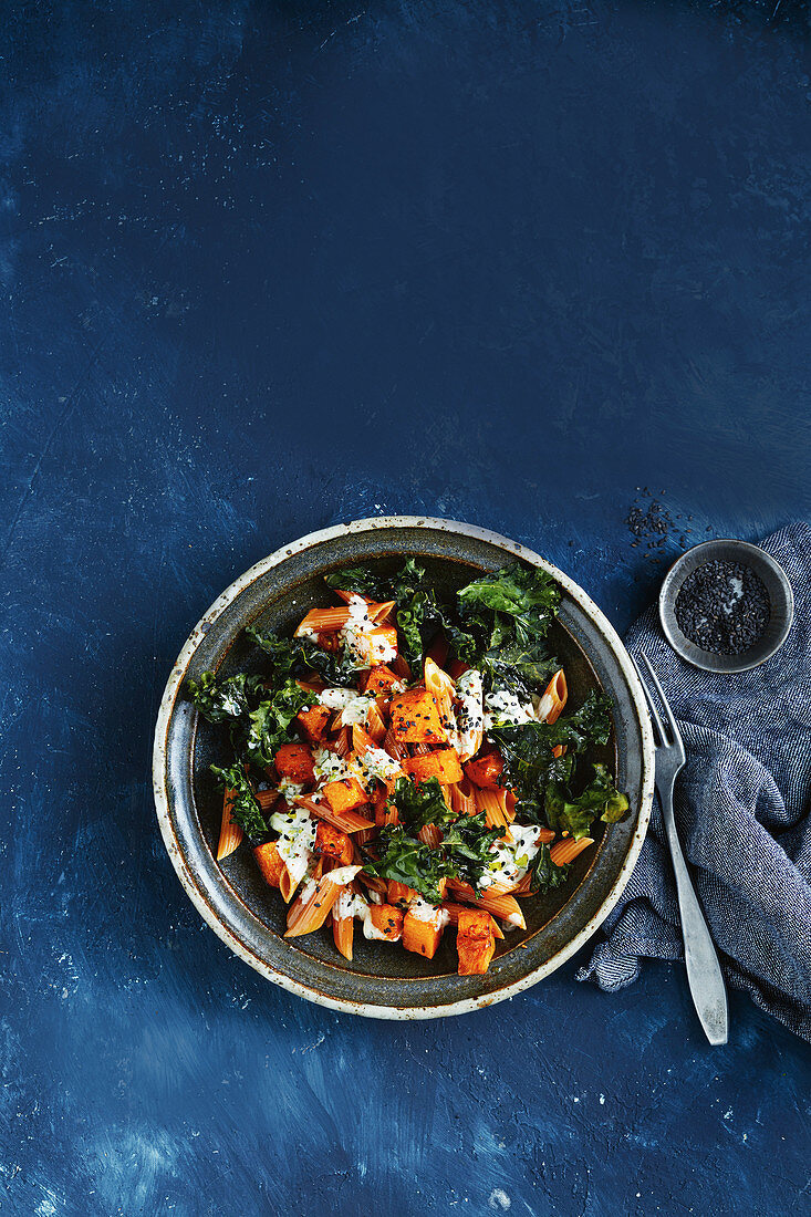 Warmer Linsennudelsalat mit Kürbis, Grünkohl und Tahini-Dressing