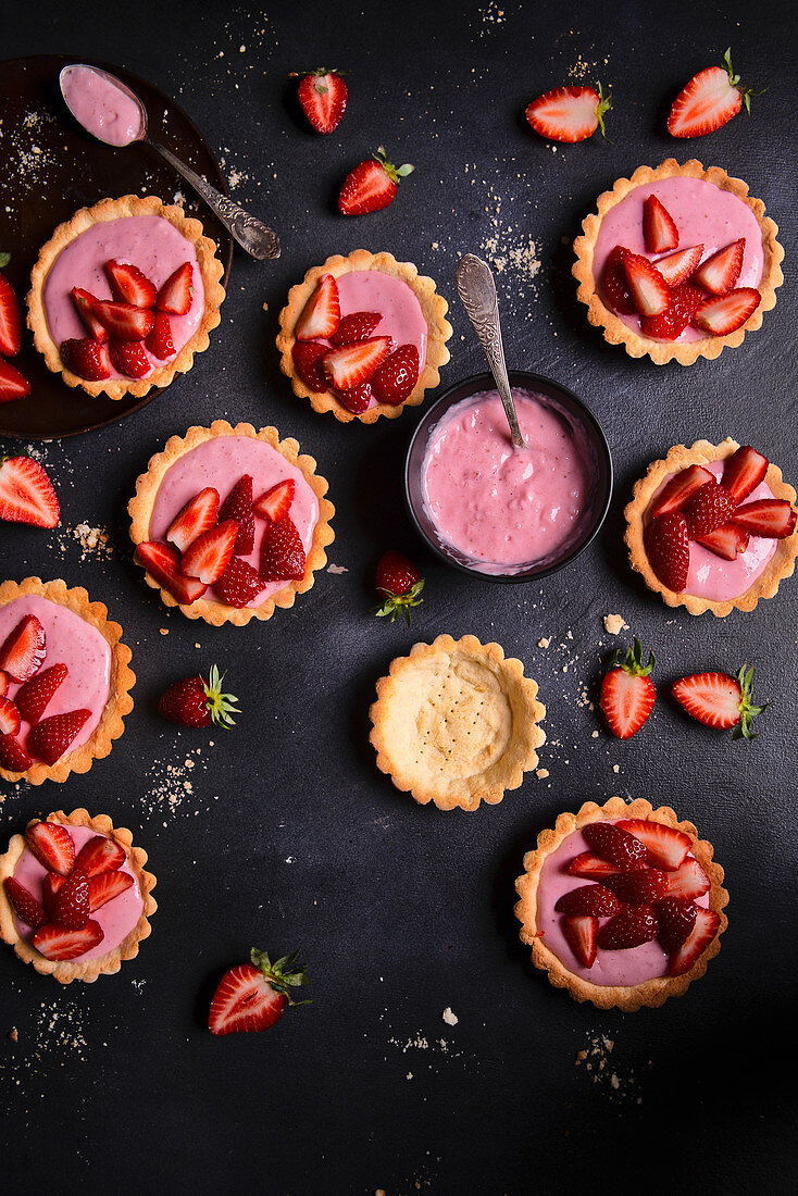 Shortbread tartlets with yoghurt, strawberry jelly and fresh strawberries