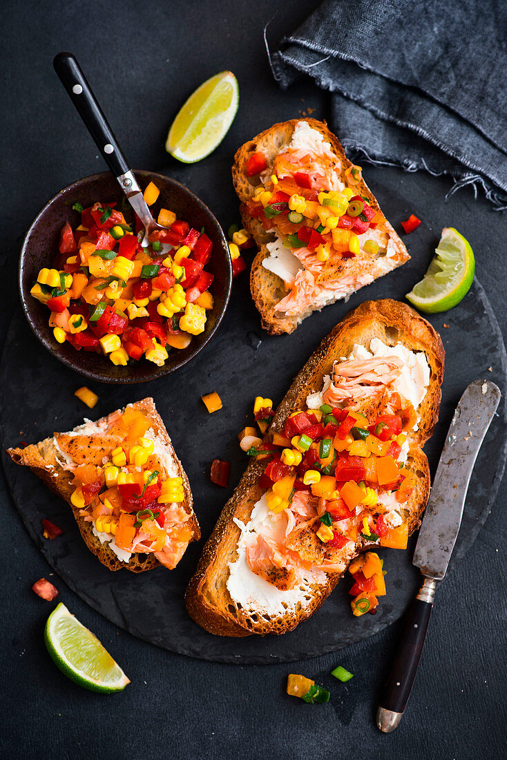 Gegrillte Toasts mit Frischkäse, karamellisierten Trauben, Blauschimmelkäse, Walnüssen und Parmaschinken