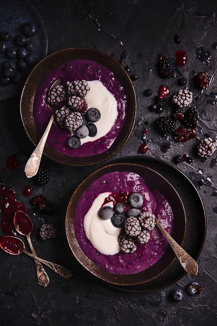 Hirse-Blaubeer-Pudding mit Joghurt und gefrorenen Beeren