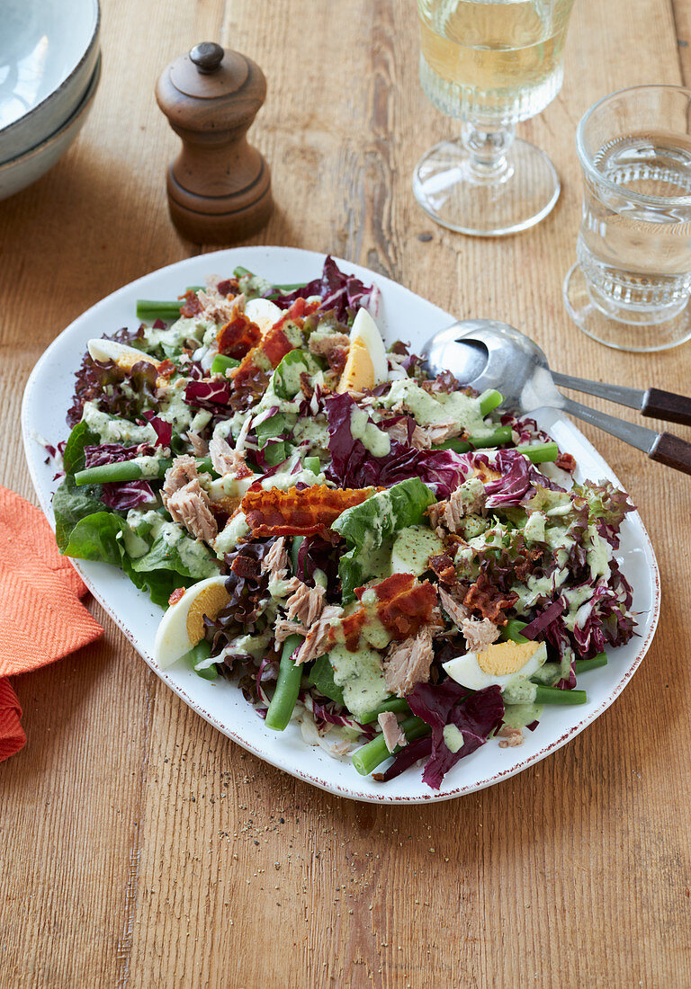 Bistro-Salat 'Nizza' mit krossem Speck und Thunfisch