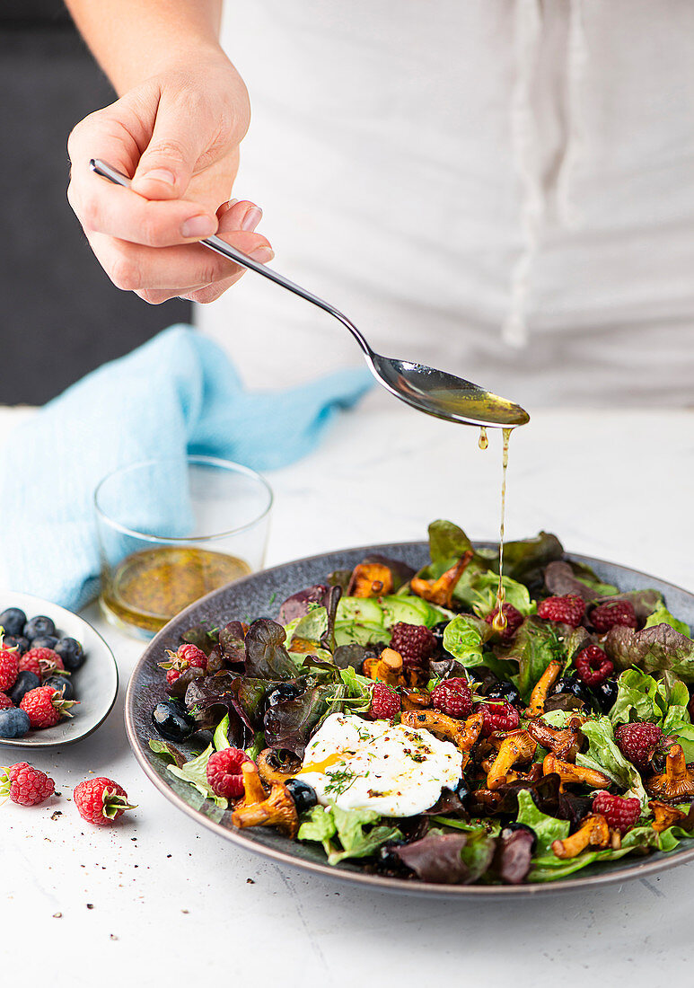 Pilzsalat mit Beeren und pochiertem Ei