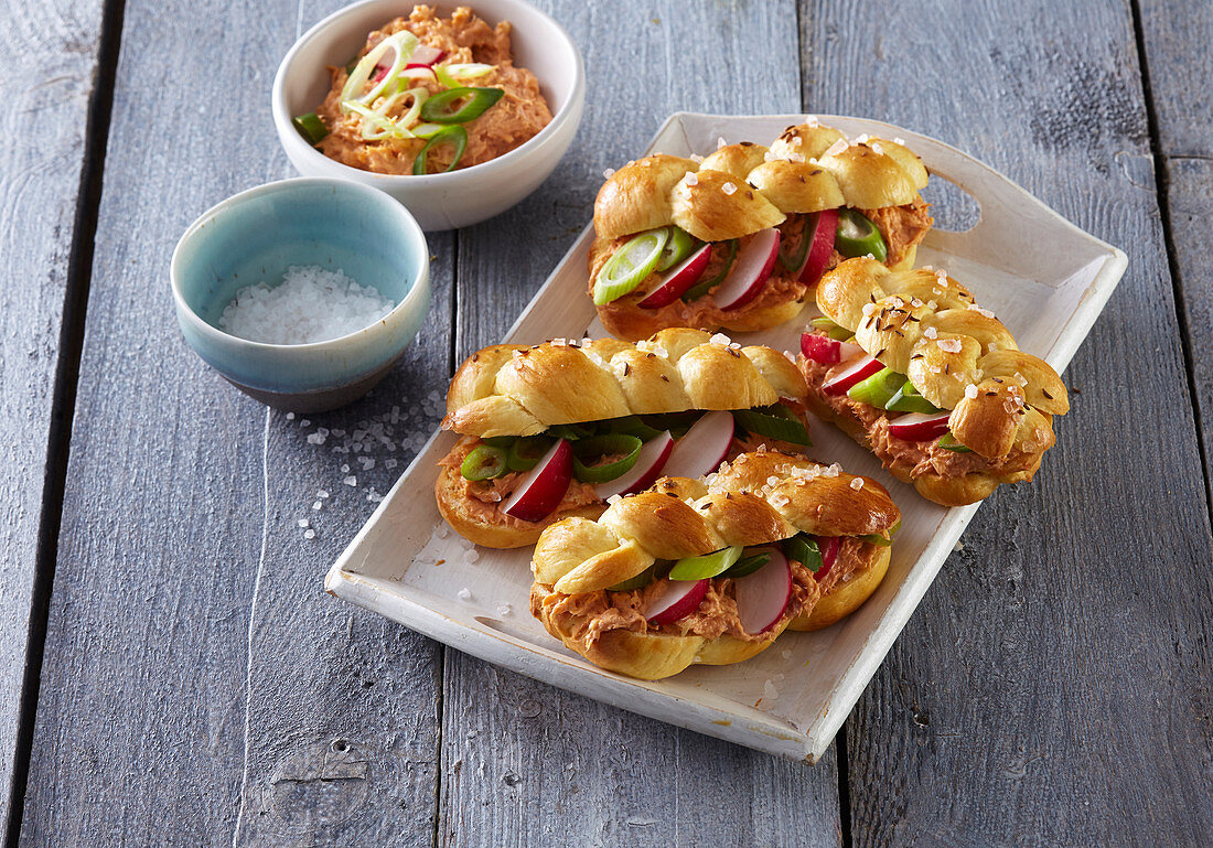 Hausgemachte Brötchen mit Fischaufstrich