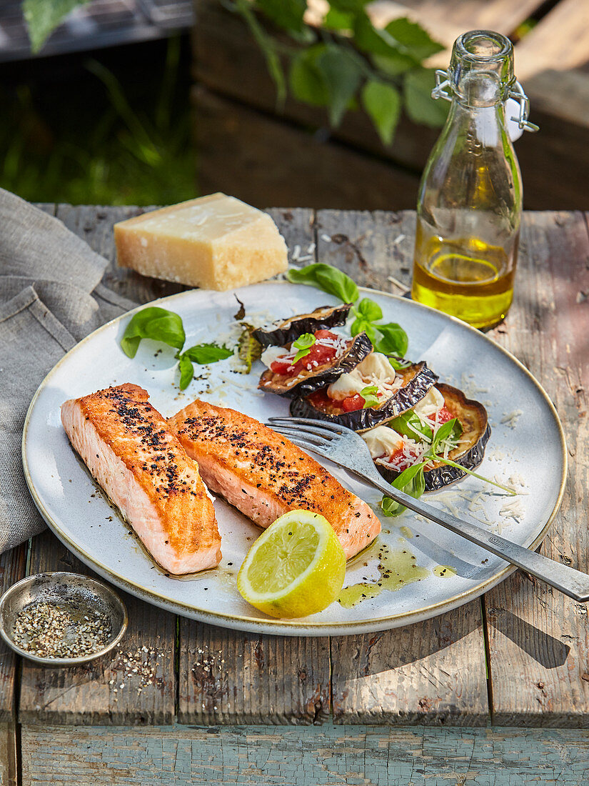 Gegrillter Lachs mit Auberginen und gebratenen Tomaten