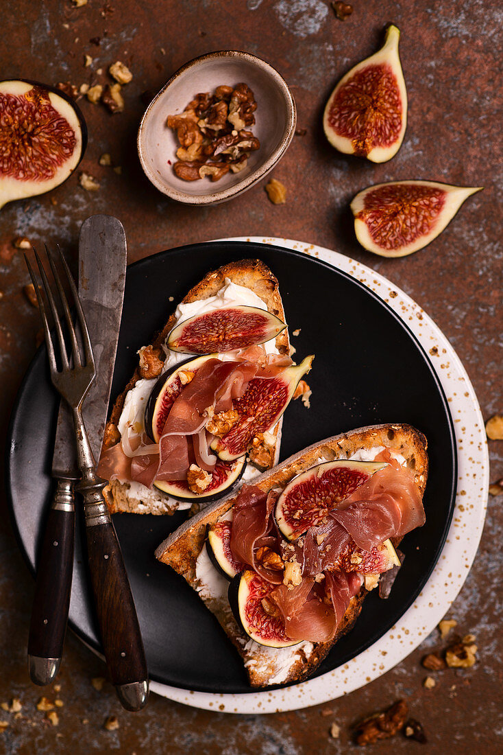 Herbstlicher Toast mit Ziegenkäse, Feigen, Walnüssen und Parmaschinken