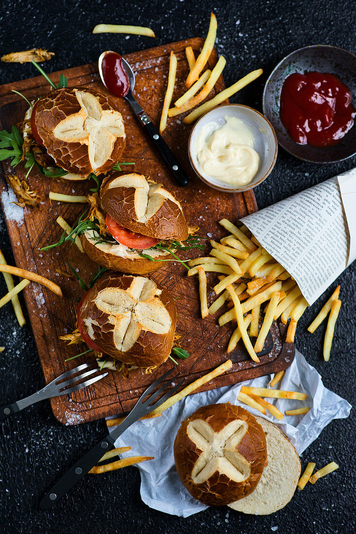 Burger mit Pulled Pork, Rucola, Tomate und Pommes