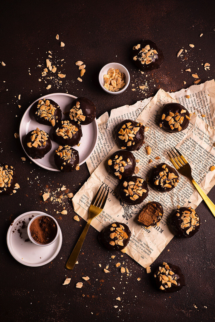 Schokoladenpralinen mit Erdnussbutter in Milchschokolade